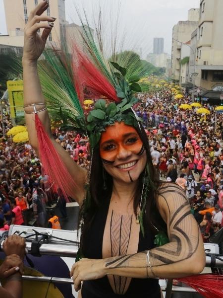De body preto e cocar indígena, Alessandra Negrini desfila no Baixo Augusta - Nelson Antoine/UOL