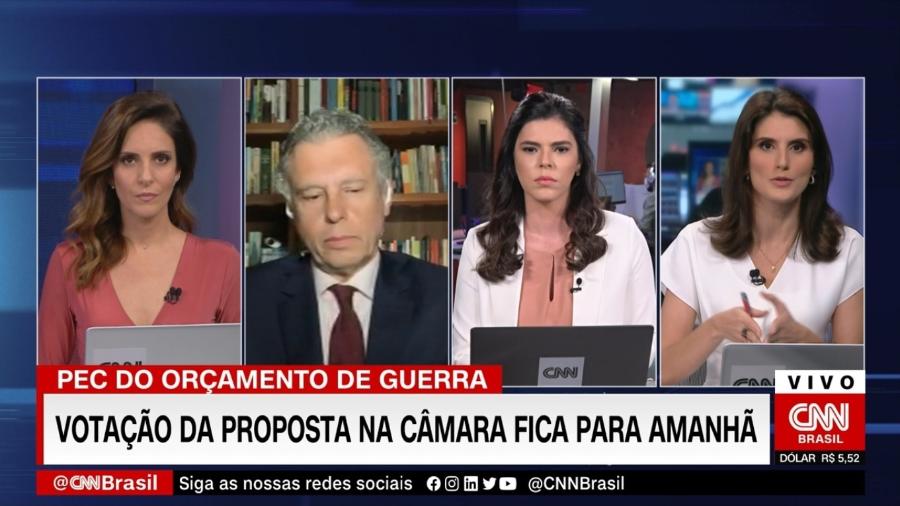 Monalisa Perrone durante o Expresso CNN; a jornalista elogiada, Renata Agostini, é a terceira à direita - Reprodução/CNN