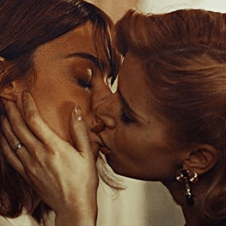 Thaila Ayala em beijo com Mel Lisboa; atriz postou foto da cena no ano passado em protesto contra censura - Reprodução/Instagram/@thailaayala