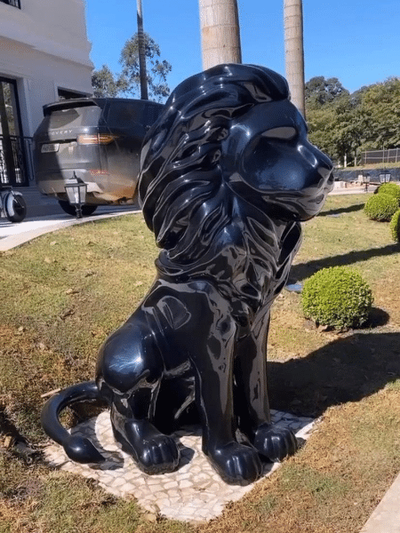 Dupla de estátuas de leão são nova aquisição da cantora Simone; Cada uma é avaliada em R$45 mil  - Reprodução/Instagram/@simoneses