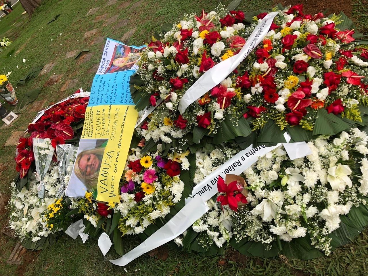 Fãs e familiares se emocionam no enterro de Vanusa - Felipe Pinheiro/UOL