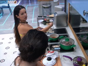 BBB 21: Juliette e Fiuk se estranham na cozinha da xepa - Reprodução / Globoplay - Reprodução / Globoplay