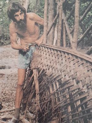 Ron montando sua casa na ilha deserta - Arquivo pessoal - Arquivo pessoal