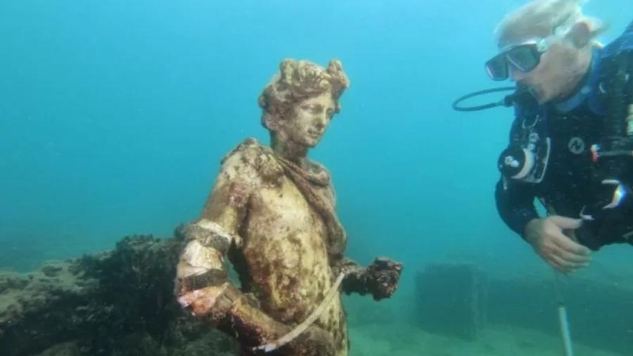 Estátua no parque arqueológico submarino de Baia, na Itália - ANDREAS SOLARO/AFP VIA GETTY IMAGES