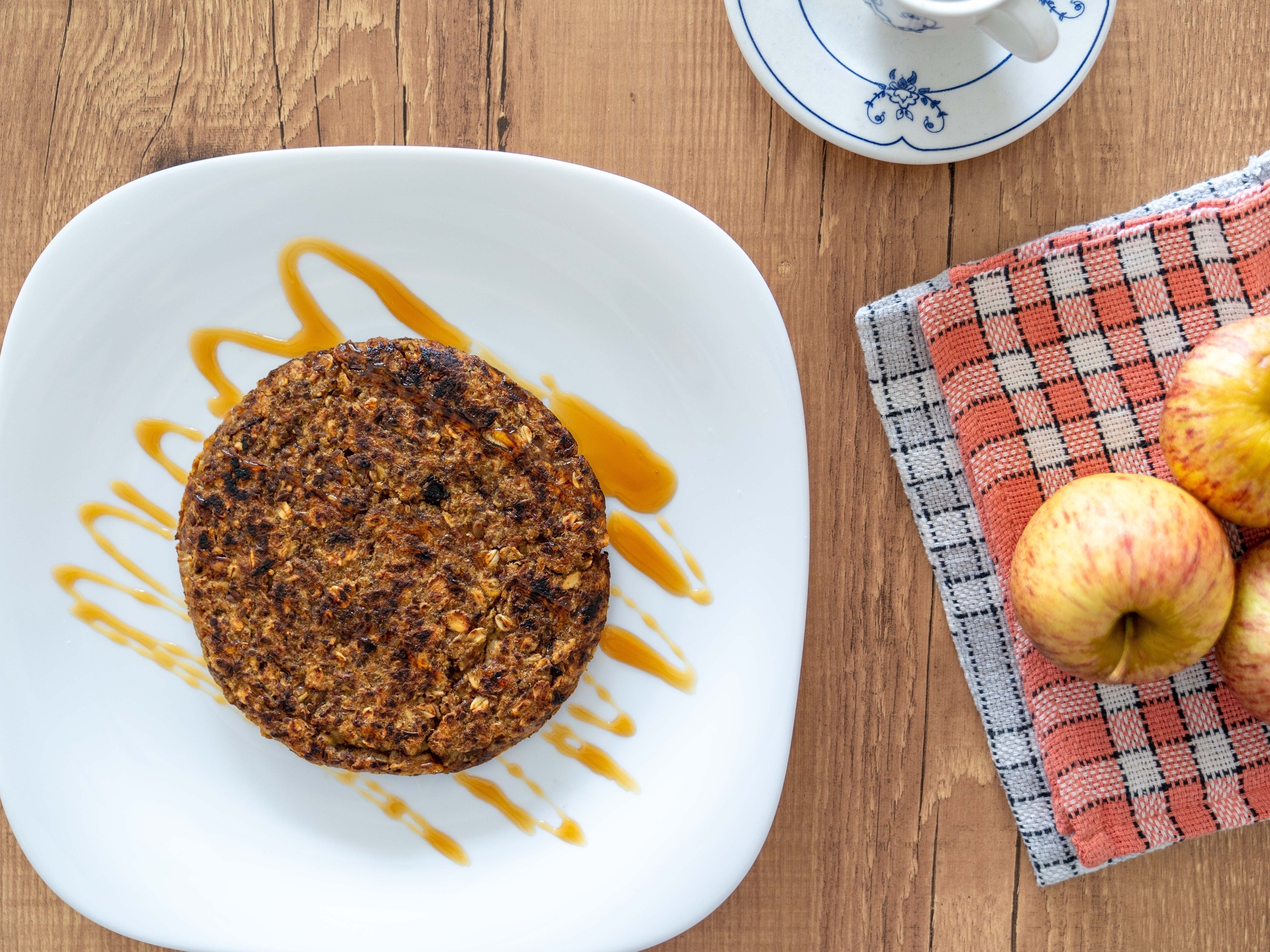 Maçã, farinha e granola: café da manhã completo com apenas 3 ingredientes