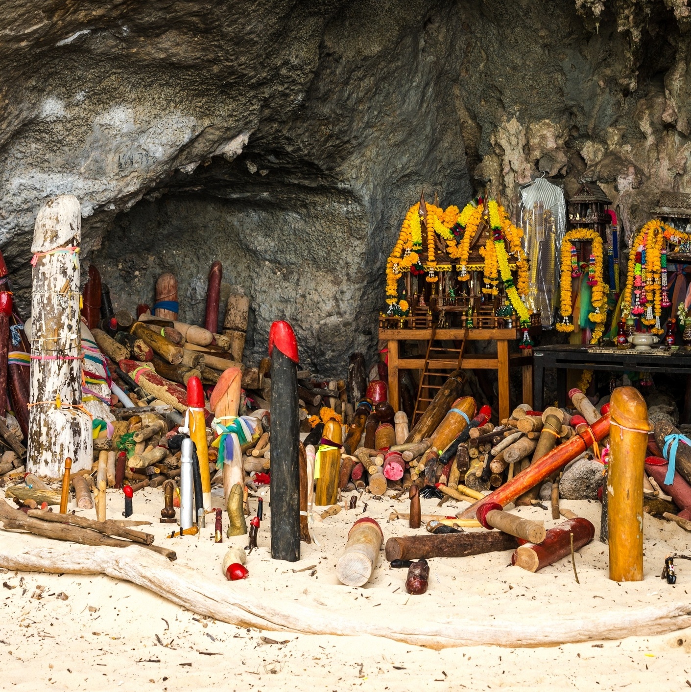 Caverna repleta de figuras de pênis chama atenção em praia da Tailândia -  29/04/2022 - UOL Nossa