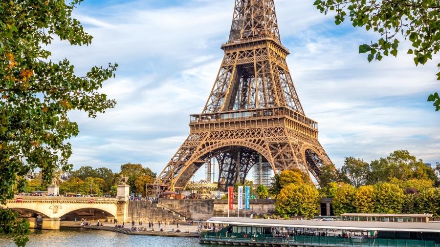 Torre Eiffel às margens do rio Sena, em Paris: curso d"água tem mantido a temperatura dos principais cartões postais da capital francesa - Getty Images