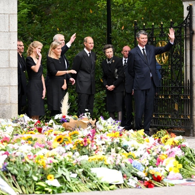 Família real britânica chora em culto privado para Elizabeth 2ª