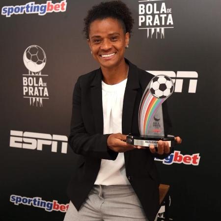 Grazi, jogadora do Corinthians, foi premiada por atuar pela inclusão das mulheres no futebol