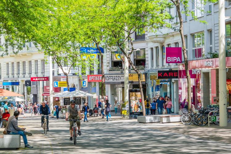 Mariahilfer Strasse, em Vienna - TasfotoNL/Getty Images - TasfotoNL/Getty Images