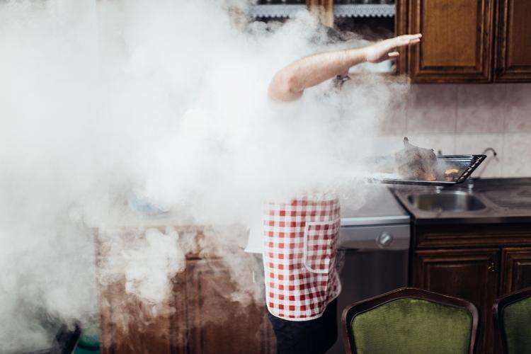 Em uma cozinha aberta, o fumacê dos alimentos pode invadir todos os ambientes