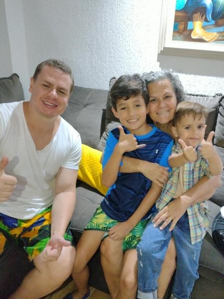 Cainã com o filho Felipe, de 8, a mãe, Sarah, e seu sobrinho