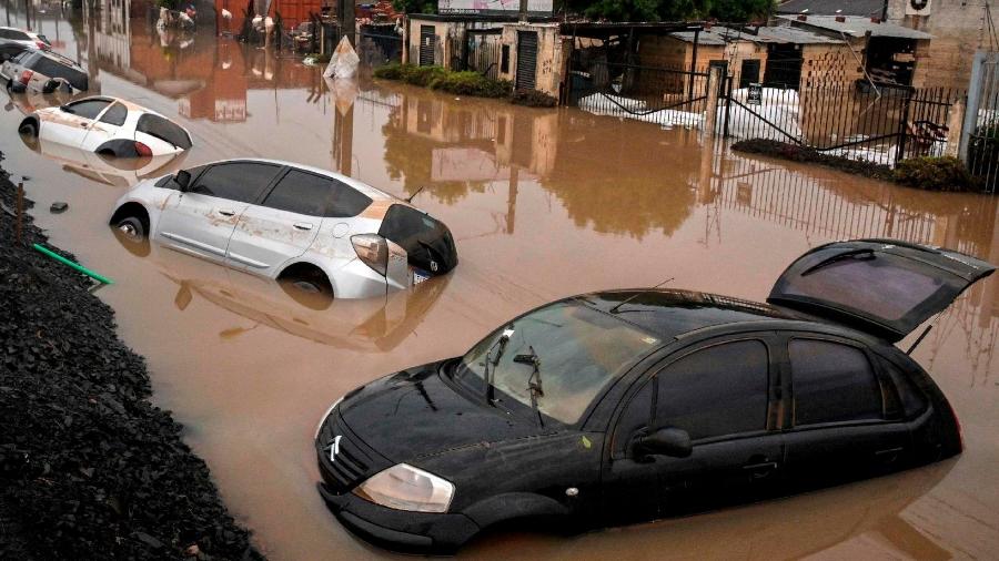 Vista de carros alagados na BR-116 em São Leopoldo (RS) porta-malas aberto enchente
