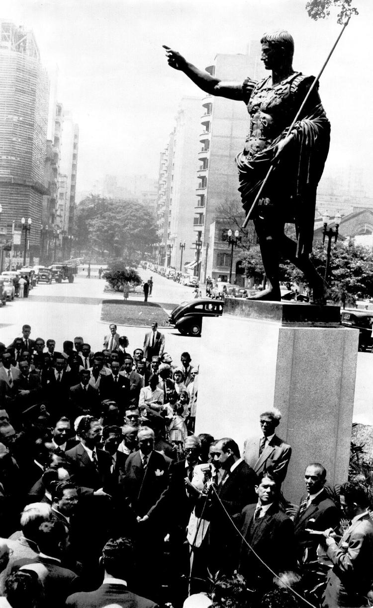 Inauguração da estátua do imperador Cesar Otavio Augusto e comemoração do 60º aniversário da imigração italiana para o Brasil, no largo do Arouche