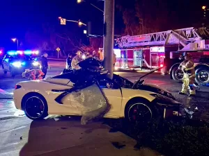 Corvette é partido no meio ao atingir poste em alta velocidade; veja