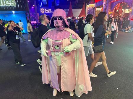 Catarina Leite, 43, é cosmaker há 25 anos e ajuda a vender fantasias sob encomenda no @cat_shinchan: ?Em Sorocaba eu sou cosplay, mas é aqui que eu chamo atenção para fazer a fantasia do sonho para os outros?, explica enquanto é parada para que as pessoas tirem fotos da mistura de Darth Vader com Hello Kitty