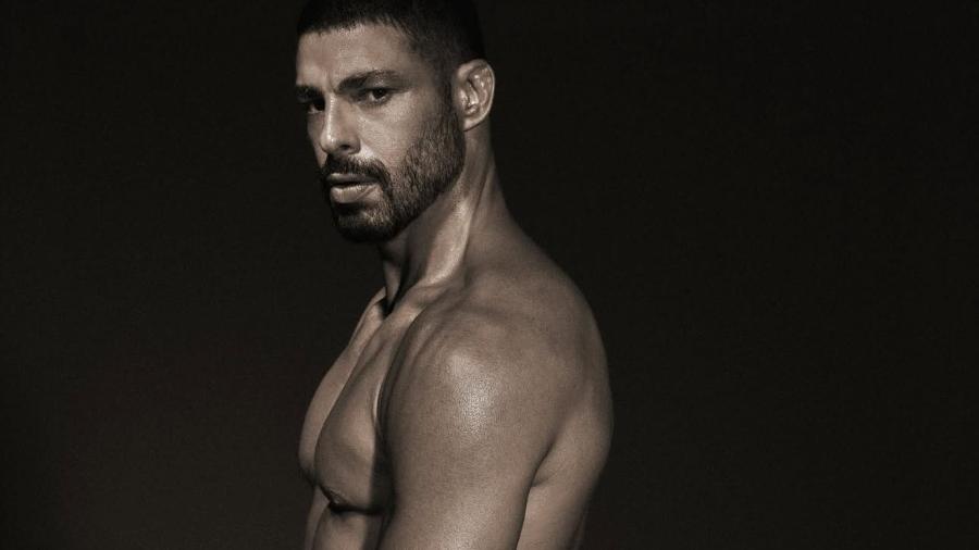 Cauã Reymond posa nu Cauã Reymond posa nu