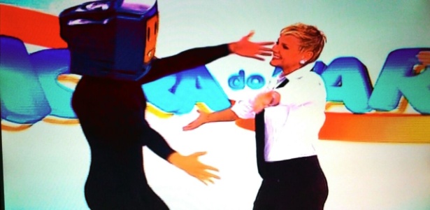 Xuxa Meneguel aparece abraçando "televisão" em comercial exibido pela TV Record