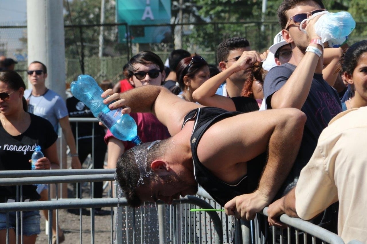 18.set.2015 - Alcançando temperaturas de mais de 30 °C, o sol não perdoou o público que chega na Cidade do Rock, onde acontece a edição deste ano do Rock in Rio. - Zulmair Rocha/UOL