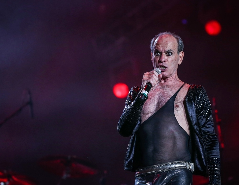 18.set.2015 - O guitarrista Frejat se apresenta com Ney Matogrosso no palco Mundo, durante o show de comemoração de 30 anos de Rock in Rio. - Francisco Cepeda/AGNews