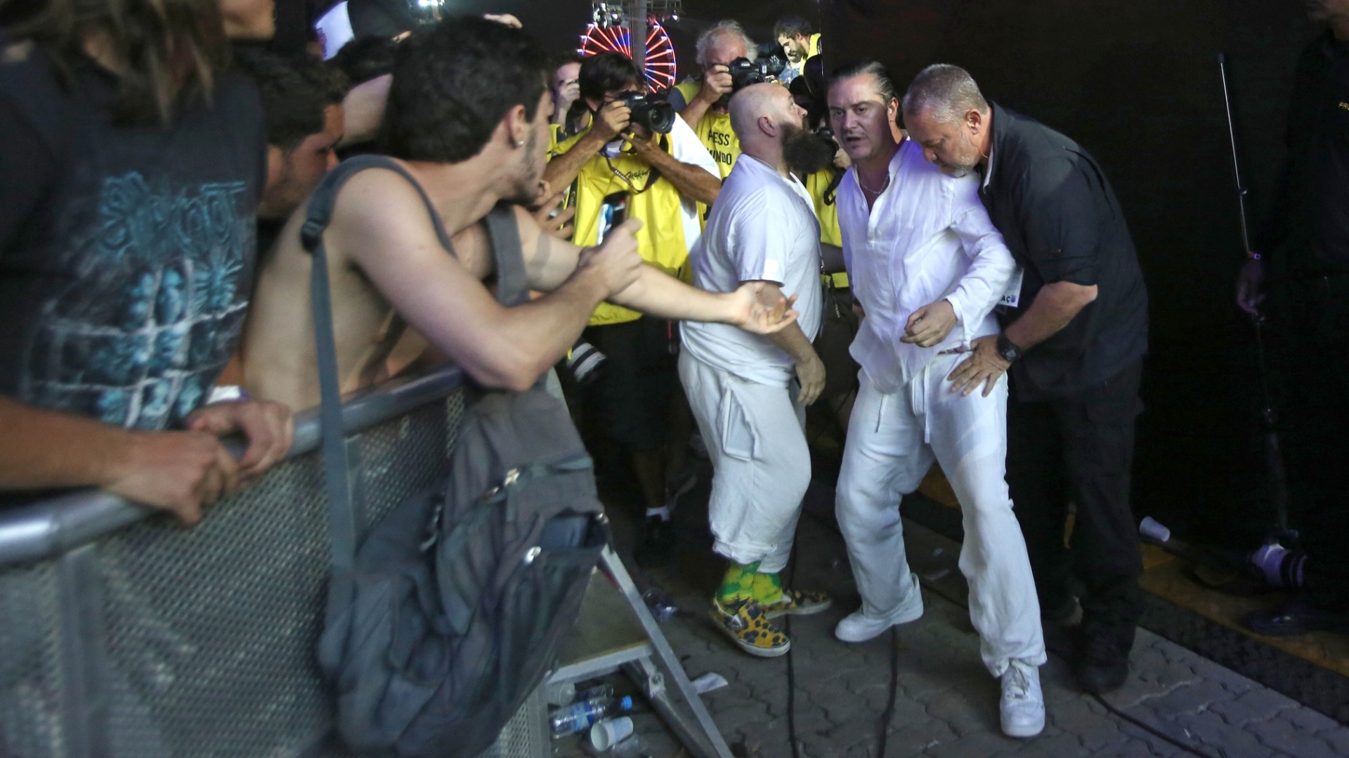 25.set.2015 - Mike Patton, vocalista do Faith No More, fez um "stage dive" no final da música "From Out of Nowhere", e foi escoltado de volta ao palco pelos seguranças, durante o quinto dia do Rock in Rio 2015. - Marco Antônio Teixeira/UOL