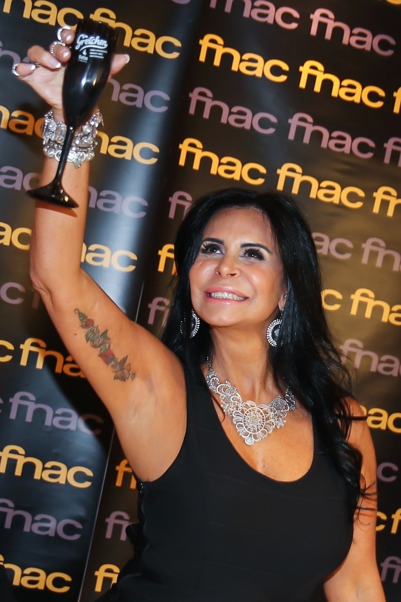 22.out.2015 - Gretchen lança sua biografia "Gretchen - Uma Biografia Quase Proibida", escrita por Fábio Fabrício Fabretti e Gerson Couto, em uma livraria em São Paulo - Manuela Scarpa/Photo Rio News