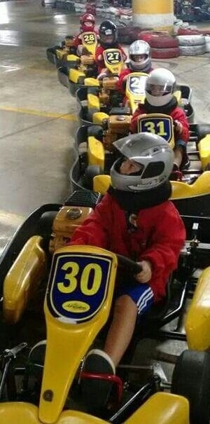 Quem quiser experimentar andar de kart, o Adrenalina Kart está localizado no 3º subsolo do Bloco B do Shopping West Plaza. - Divulgação