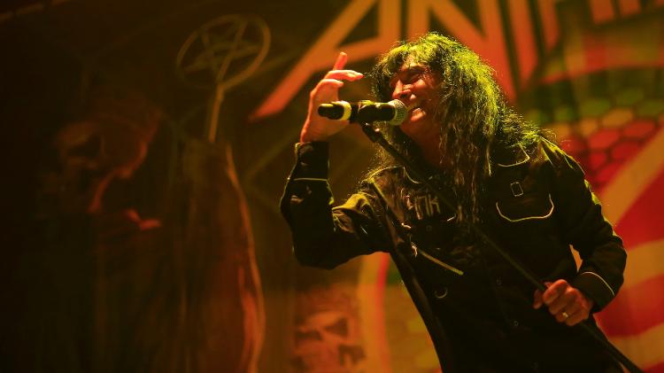 17.mar.2016 - A banda Anthrax foi a segunda a se apresentar no HSBC Arena, na Barra da Tijuca, no Rio de Janeiro. Na foto, o vocalista Joey Belladonna - Douglas Shineidr/UOL - Douglas Shineidr/UOL