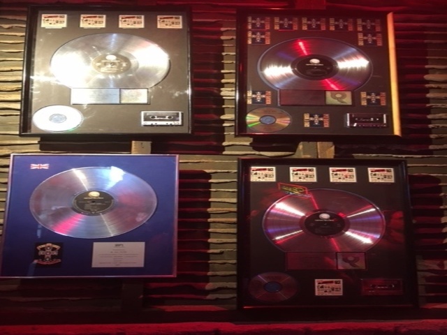 Em Los Angeles, no local onde os ingressos para o show do Guns N' Roses estavam sendo vendidos, foi montada uma mini-exposição com objetos antigos da banda - James Cimino/UOL