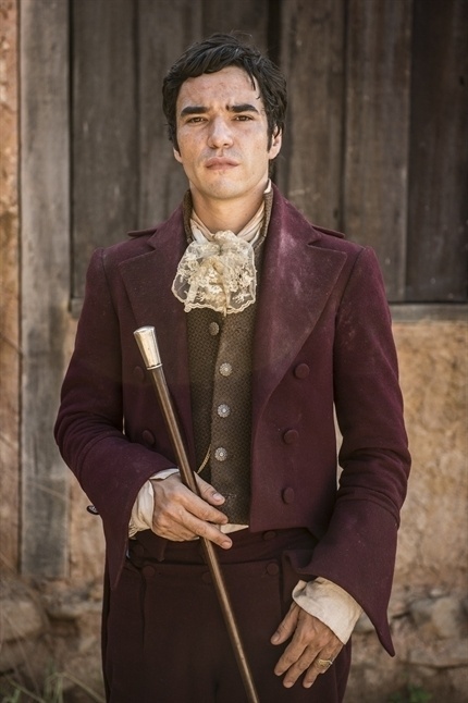 André (Caio Blat) ? Filho de Raposo (Dalton Vigh), é o grande confidente da irmã Joaquina (Andreia Horta). Sabe de todo seu passado e teme pela vida dela com o retorno para o Brasil. Quer agradar o pai e tenta acompanhar seus hábitos, mas a sensibilidade do rapaz o mantém distante da brutalidade típica dos homens da época - João Cotta/TV Globo