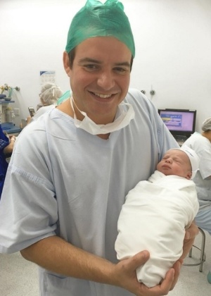 O cantor Belutti posa com o filho recém-nascido, Luis Miguel - Reprodução/Instagram/beluttioficial