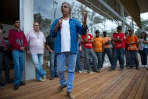 Tunga conversa com funcionários do Instituto Inhotim, onde estão 30 de suas obras - Daniela Paoliello - Daniela Paoliello