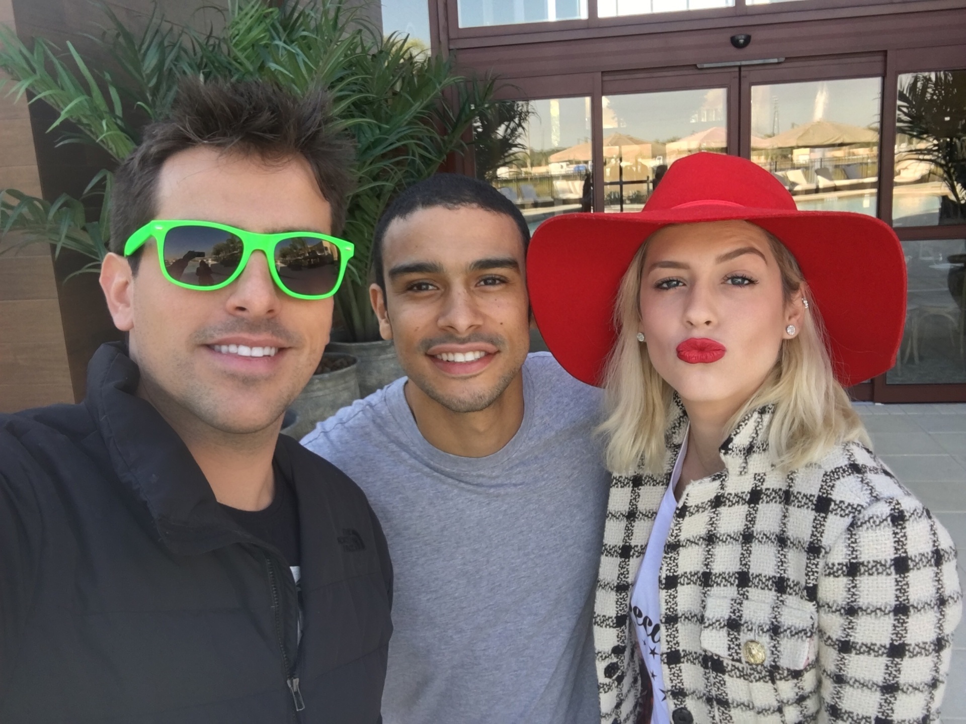 Rodrigo Branco com o casal Sérgio Malheiros e Sophia Abrahão em Orlando (EUA) - Rodrigo Branco/Arquivo pessoal