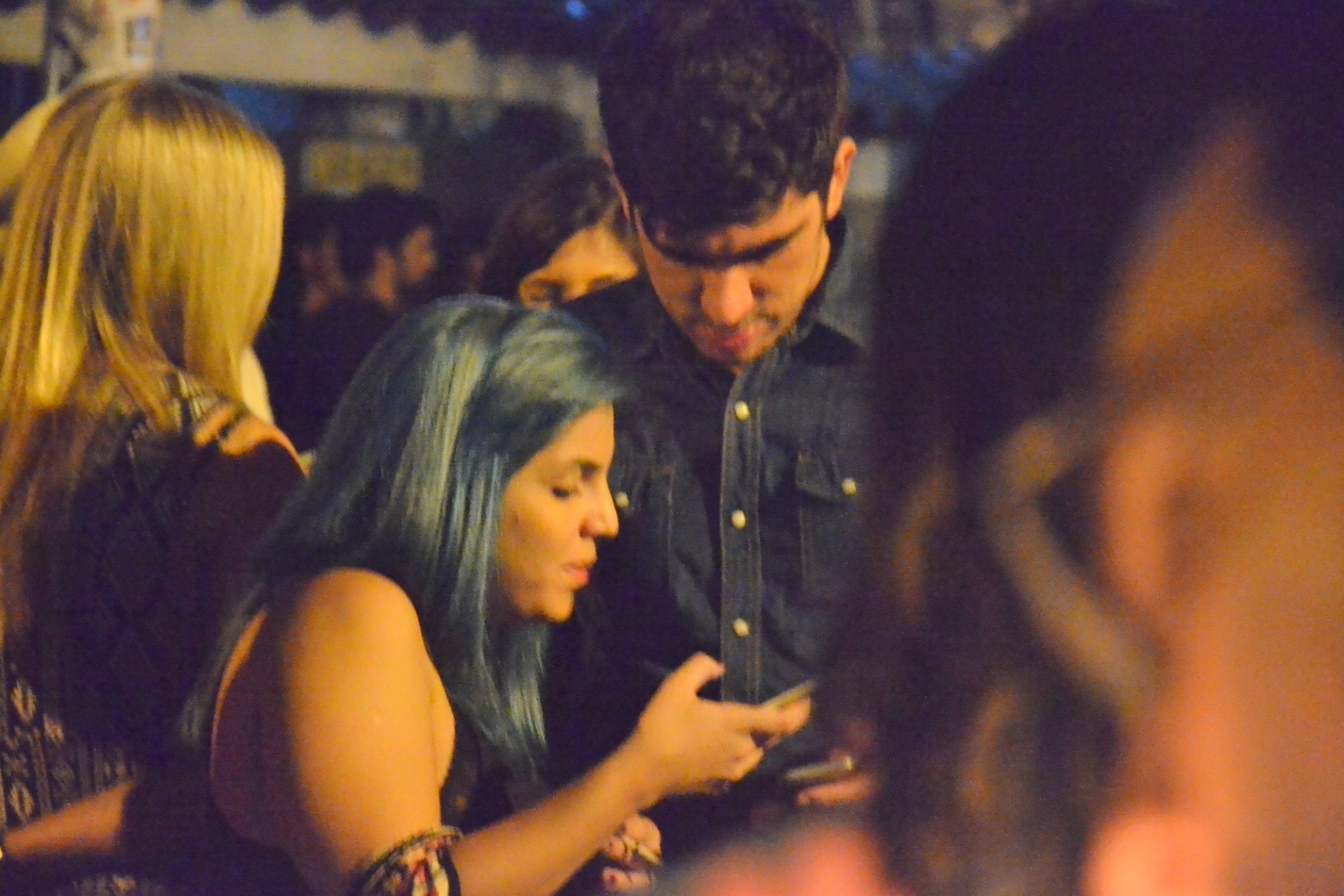 8.jul.2016 - Marcelo Adnet conversa com mulher na Gávea, no Rio de Janeiro, na madrugada desta sexta-feira - Webert Belicio/ AgNews