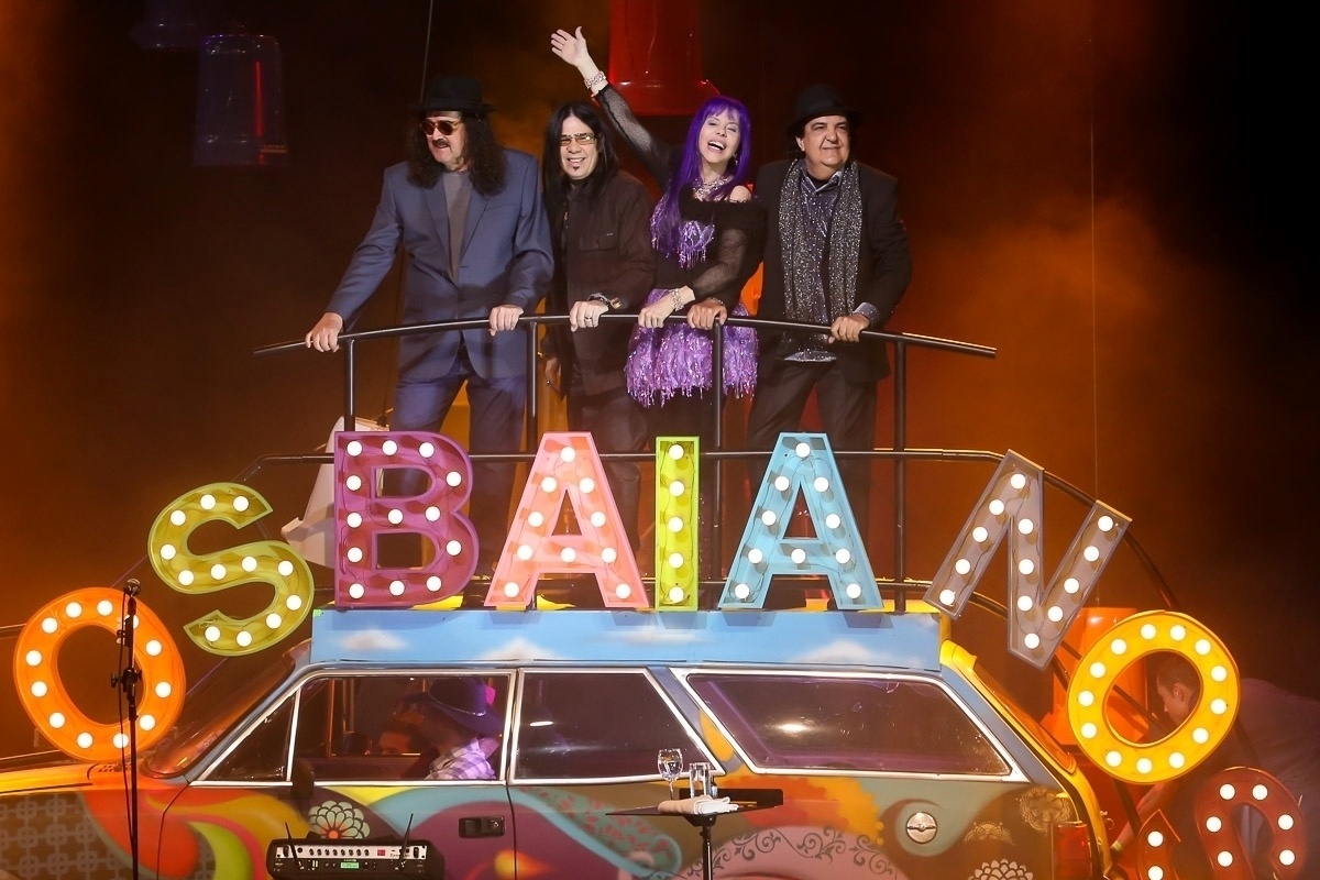 12.ago.2016 - Os Novos Baianos agradecem o público durante show no Citibank Hall, em SP, na noite desta sexta-feira - Manuela Scarpa /Brazil News