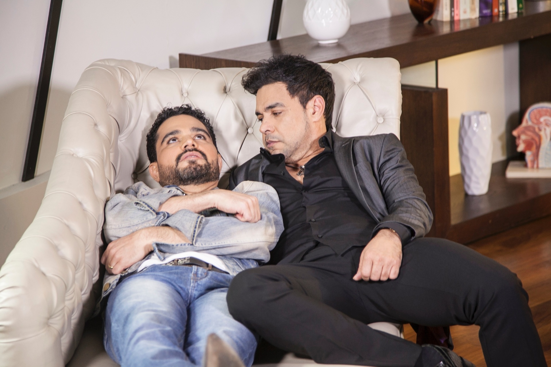 31.ago.2016 - A dupla sertaneja Zezé Di Camargo & Luciano faz "terapia de casal" em esquete do "Programa do Porchat", da Record - Edu Moraes/Record