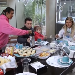 Mirella Santos mostra seu café da manhã em família em seu canal MiNa Real. Fátima (De rosa), braço direito dela, é um dos destaques do primeiro episódio - Reprodução/Youtube - Reprodução/Youtube