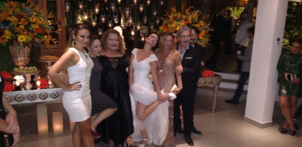 21.nov.2016 - A noiva, Laura Keller, com os colegas de "Pé na Cova" - Reprodução - Reprodução