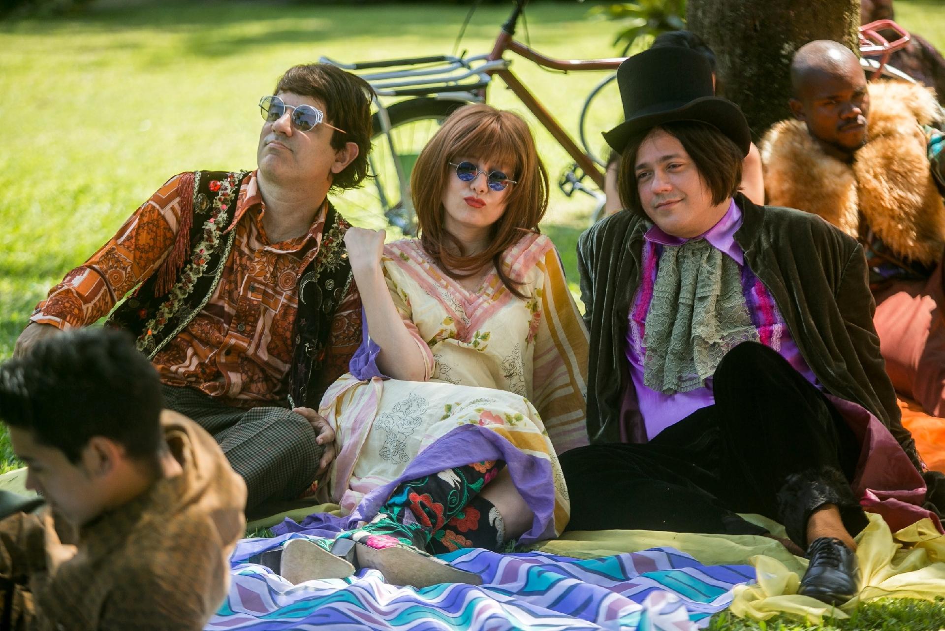 Maurício Rizzo, Carol Portes e Danton Mello satirizam Os Mutantes e cantam versão de "Ando meio desligado" na quarta temporada de "Tá no Ar", que estreia em 24 de janeiro na Globo - Raquel Cunha e Maurício Fidalgo/TV Globo