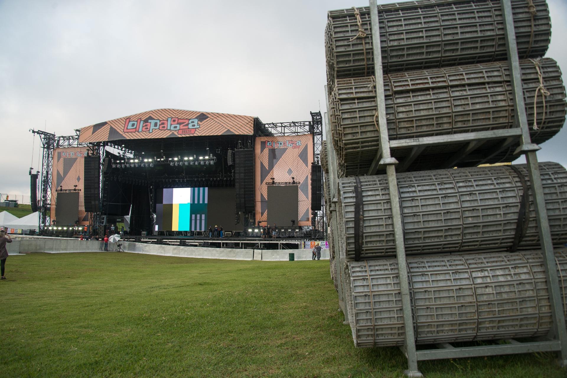 O Palco Skol, o principal do Lollapalooza Brasil 2017, receberá placas por cima do gramado para evitar a lama em caso de chuva. A previsão do tempo, no entanto, aponta chances muito baixas de chuva para o fim de semana - Débora Klempous/UOL