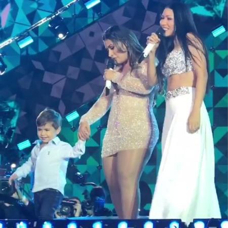 Simone leva o filho, Henry, ao palco do Villa Mix Festival, em Goiânia - Reprodução/Instagram