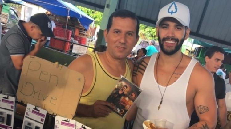 Gusttavo Lima publica foto com camelô que pirateou seu novo CD - Reprodução/Instagram/gusttavolima - Reprodução/Instagram/gusttavolima