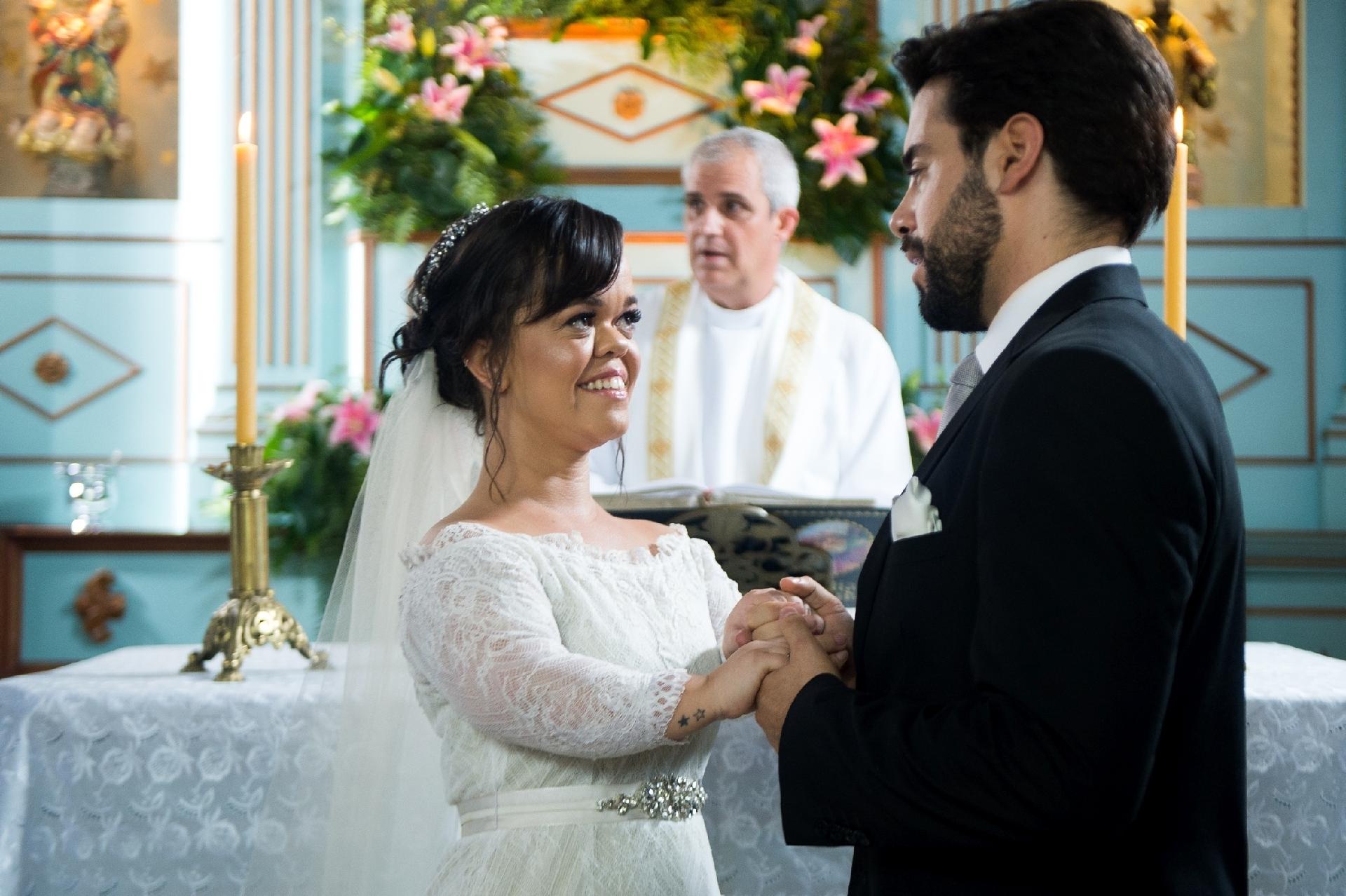 Estela (Juliana Caldas) se casa com Amaro (Pedro Carvalho) em "O Outro Lado do Paraíso" - Raquel Cunha/TV Globo