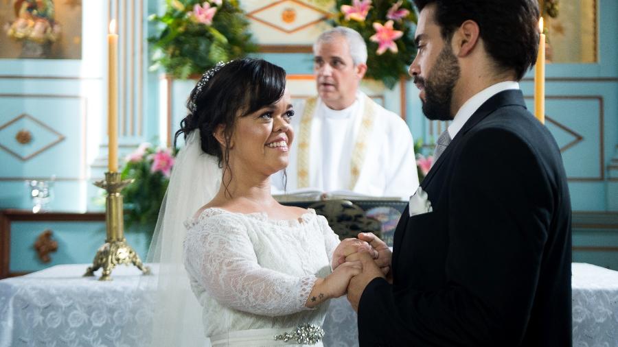 Estela (Juliana Caldas) se casa com Amaro (Pedro Carvalho) em "O Outro Lado do Paraíso" - Raquel Cunha/TV Globo