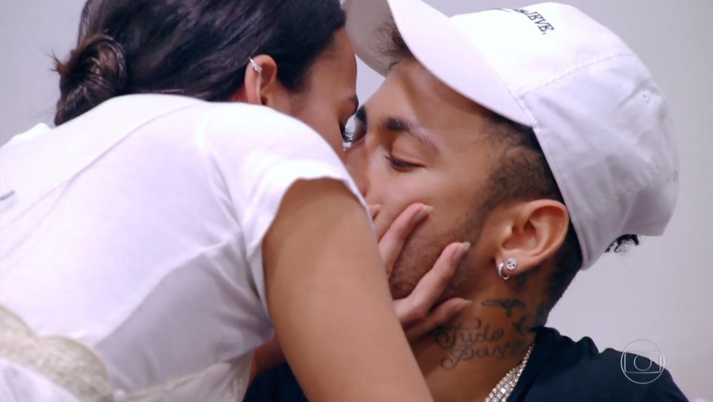 Neymar ganha beijo de Bruna Marquezine no quadro "Visitando o Passado", do "Caldeirão do Huck" - Reprodução/TV Globo