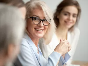 70% das mulheres maduras estão em transição de carreira: como se preparar