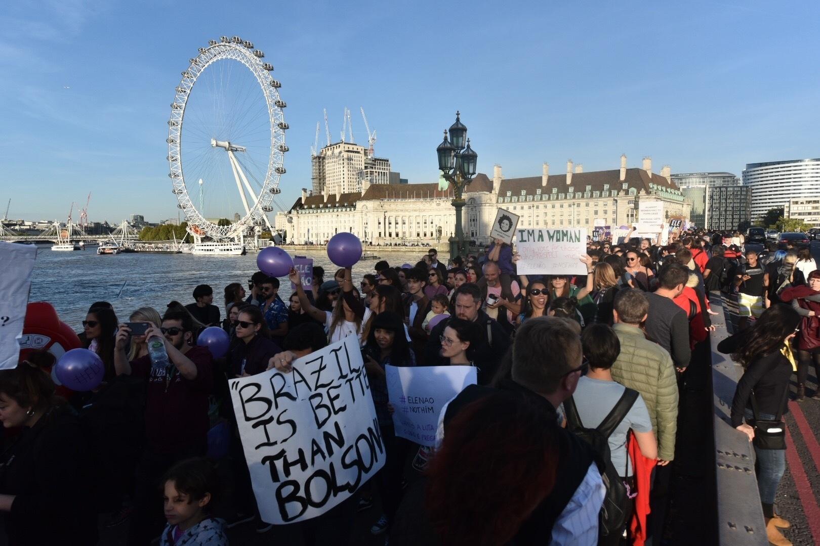 Erica Dezonne/FramePhoto/Folhapress - Reino Unido - mulheres se reúnem para a marcha Mulheres contra Bolsonaro