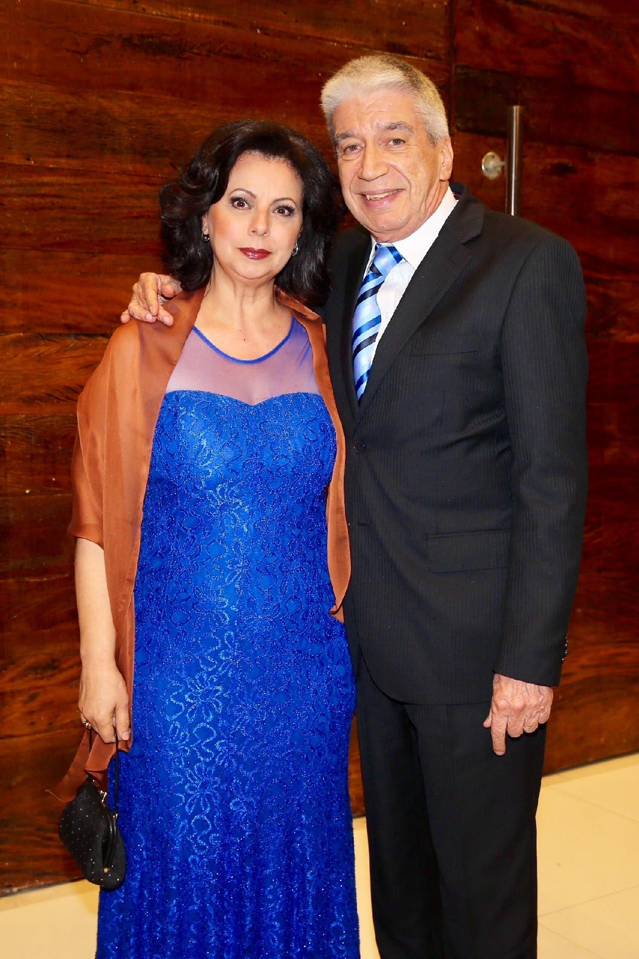 Décio Piccinini, do progama "Fofocalizando", do SBT, presigia casamento ao lado da esposa Dora Piccinini - Manuela Scarpa/Brazil News