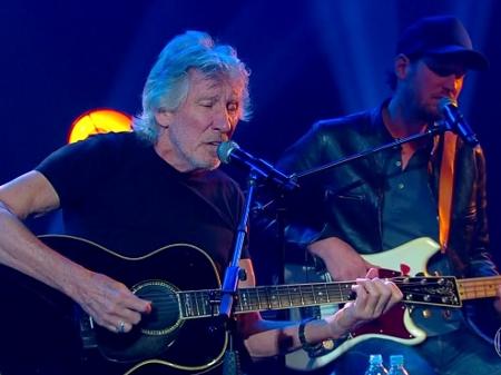 O cantor Roger Waters se apresenta durante o Fantástico neste domingo (14) - Reprodução