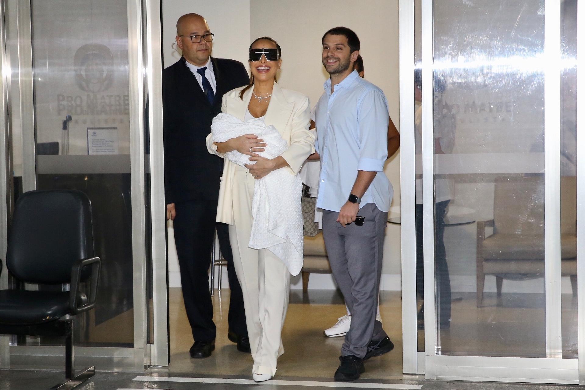 Sabrina Sato posa para fotos ao lado de Duda Nagle e Zoe, e deixa maternidade em São Paulo - Manuela Scarpa/Brazil News